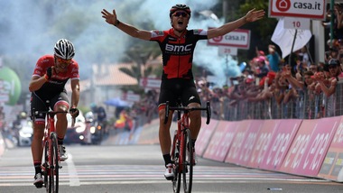 Giro d'Italia, lo svizzero Dillier vince la sesta tappa: una fuga di 200 km!