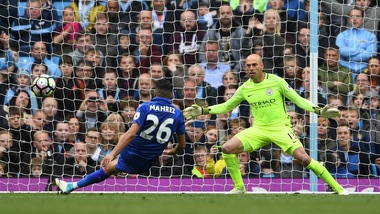 Leicester, Mahrez segna un rigore alla Bacca, l'arbitro annulla