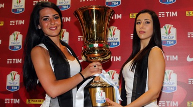 Coppa Italia, ecco il trofeo con le hostess bianconere