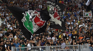 Coppa Italia Juventus-Lazio, l'Olimpico canta: «Chi non salta è giallorosso»