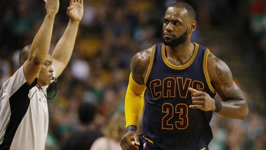 James asfalta i Celtics, Cleveland vede le Finals