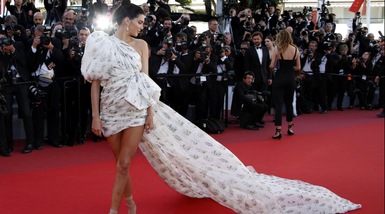 Il vestito bianco di Kendall Jenner fa tendenza a Cannes