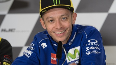 Valentino Rossi cade durante un allenamento in motocross