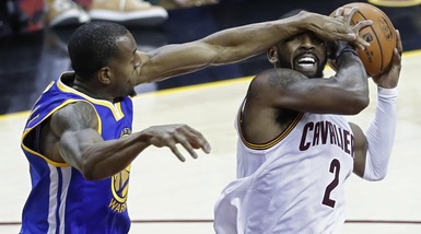 Irving stende Golden State, Cavaliers ancora vivi