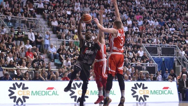 Umeh asfalta Trieste, la Segafredo domina gara1