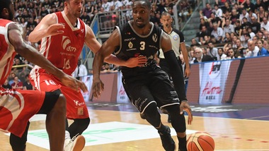 Umeh strapazza Trieste e avvicina la Virtus Bologna alla Serie A