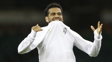 Juventus, Dani Alves tratta l'uscita. «Guardiola lo vuole al City con Aubameyang»