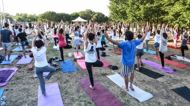 Yoga Day, in centinaia per la seduta al Parco della Musica di Roma