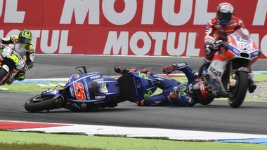 MotoGp Assen, paura Viñales: cade e Dovizioso lo sfiora