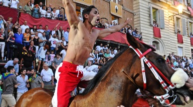 Palio di Siena: vince la Giraffa. Triplete per Bartoletti