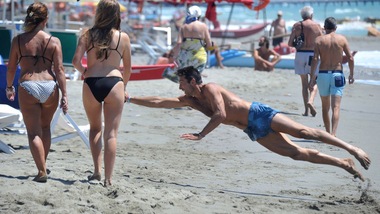 Gigi Buffon al mare con il figlio