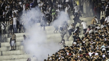 Brasile shock: scontri tra tifosi e spari, un morto allo stadio