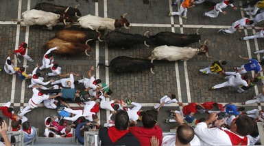San Firmino, in migliaia alla corsa dei tori di Pamplona