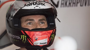 MotoGp: Lorenzo in ferie diventa scrittore