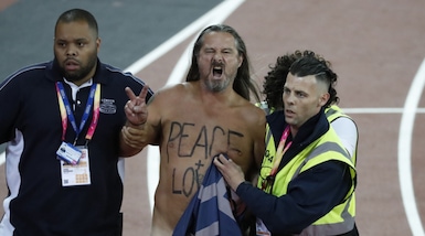 Fuori programma ai Mondiali di atletica: invasione in pista di un uomo nudo