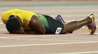 Bolt si fa male nella finale della 4x100. Era la sua ultima gara: «Non volevo finisse così»