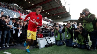 Neymar in campo con il PSG: l'esordio dell'acquisto più caro di sempre
