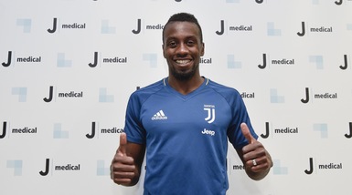 Matuidi all'aeroporto di Caselle con la sciarpa della Juventus