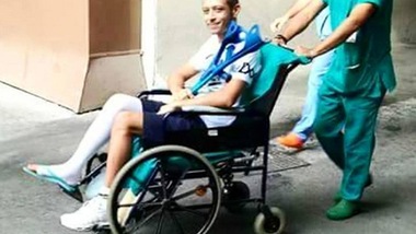 Valentino Rossi lascia l'ospedale con la sedia a rotelle