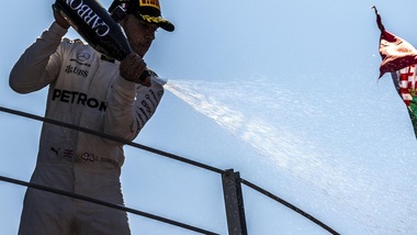 F1, Hamilton: «Bello essere primo, ma la strada è lunga»