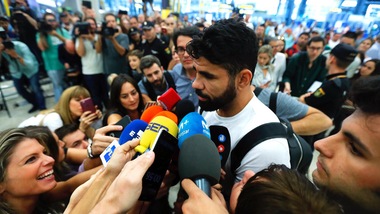 Diego Costa sbarca a Madrid: delirio in aeroporto