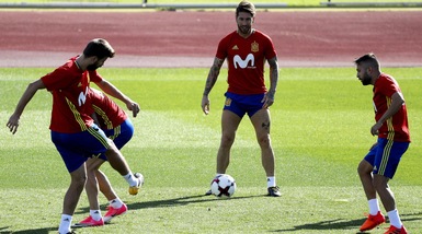 Sergio Ramos-Piqué, sorrisi in allenamento: pace fatta