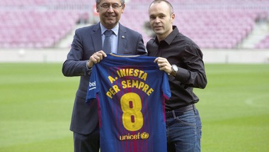 Iniesta «Per sempre»: è scritto sulla maglia del Barça