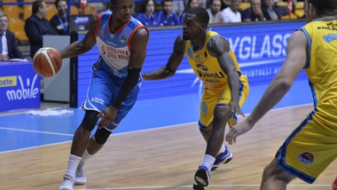 Cantù strapazza Cremona. Sassari cade a Torino