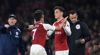 Wenger: «Potrei vendere Özil e Sanchez». Due big italiane sperano