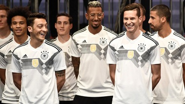 Germania, ecco la maglia "Italia '90" per i prossimi Mondiali