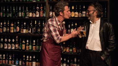 Birre e rivelazioni sul palco dell’Off/Off Theatre di Roma