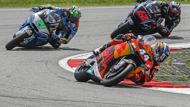 Moto2, Valencia: vince Oliveira davanti a Morbidelli