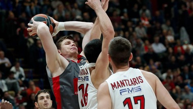 Eurolega, l'Olympiacos sbanca il Forum all'ultimo respiro