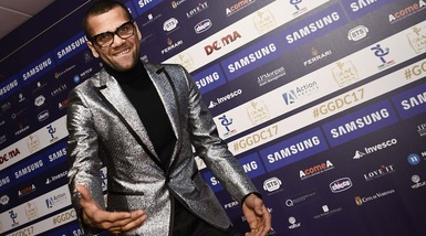 Dani Alves punge la Juventus: «Il calcio italiano prenda esempio dal Napoli»
