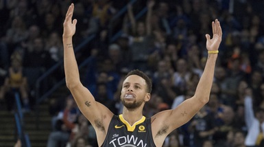 NBA, Curry torna in campo contro Memphis