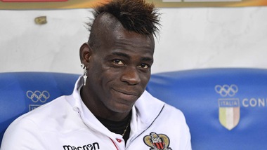 Balotelli, scherzo in tv: gli rubano l'auto nuova e lui si infuria