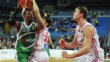 Rich sbanca Pesaro, Sutton stende Cremona