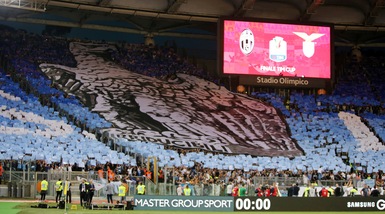 Juventus-Lazio, un'aquila gigante svetta in Curva Nord