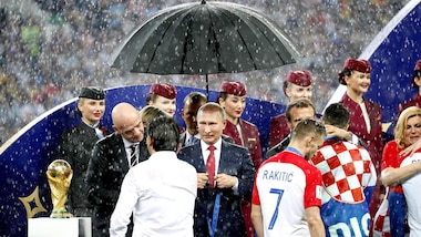 Mondiali, alla premiazione si bagnano tutti tranne Putin