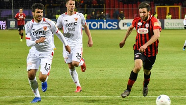 Serie B Foggia, incendiata l'auto di Iemmello: «Sono schifato»