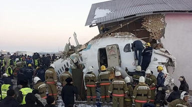 Kazakistan, aereo si schianta dopo il decollo: ci sono sopravvissuti
