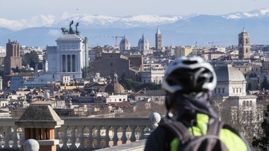 Alle spalle di Roma spuntano le montagne innevate