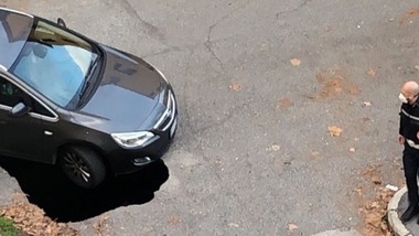 Voragine a Roma: un “buco nero” sull’asfalto, auto in bilico
