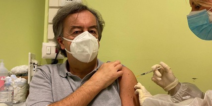 Burioni sulle varianti Covid: "Il virus lo dobbiamo anticipare"