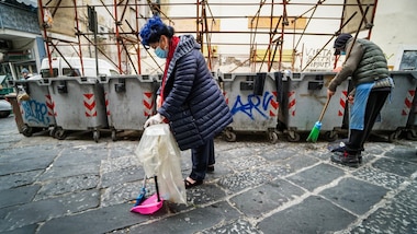 Napoli, a Forcella Marisa Laurito spazzina d'eccezione