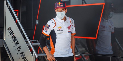 MotoGp, Marquez allena il braccio operato e sfida i fan: "Trova le differenze"