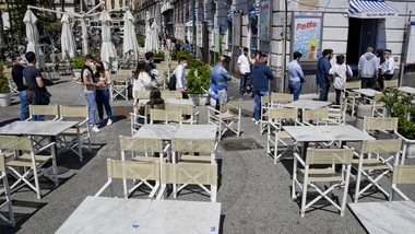 Napoli, tavolini pronti sul lungomare. Spiaggia sorvegliata