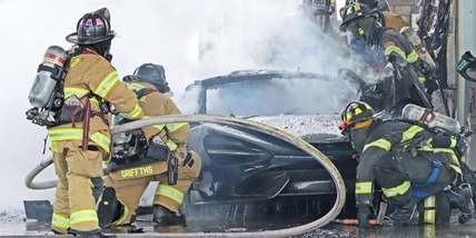 Compra la McLaren 765LT, dopo 160 km la supercar va in fiamme