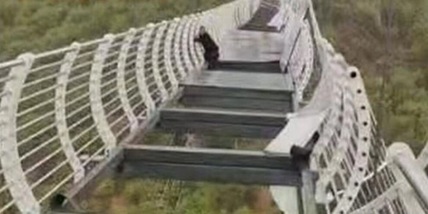 Che paura in Cina: si frantuma ponte di vetro, uomo rischia volo di 100m