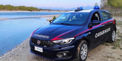 In spiaggia con la Toyota Yaris: una donna semina il panico dopo l'aperitivo